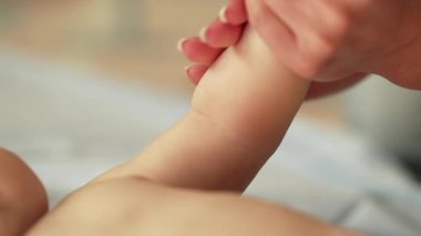 Yenidoğan doğum sonrası bakım görüyor, tıbbi tekniklerle duygusal bağlantıyı birleştiriyor. Deri cilde bağlanma, doğal cilt bakımı, dokunsal uyarılma. Sağlık, ebeveynlik, pediatrik kaynaklar