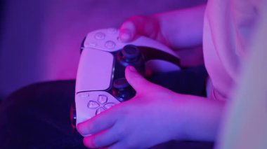 Oyuncuların Elleri Playstation 5 konsolunda Joystick ile çevrimiçi video oyunu oynuyor. Genç çocuk düğmelere basıyor, kumanda kullanıyor, en yeni kablosuz oyun sahası. Hobi, e-spor. 4k görüntü