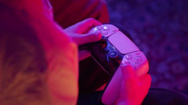 Oyuncuların Elleri Playstation 5 konsolunda Joystick ile çevrimiçi video oyunu oynuyor. Genç çocuk düğmelere basıyor, kumanda kullanıyor, en yeni kablosuz oyun sahası. Hobi, e-spor. 4k görüntü