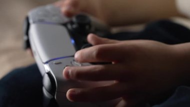 Oyuncuların Elleri, oyun konsoluyla çevrimiçi video oyunu oynuyor. Genç çocuklar düğmelere basıyor, joypad kumandası, en yeni kablosuz oyun sahası kullanıyor. Hobi, e-spor. 4k görüntü