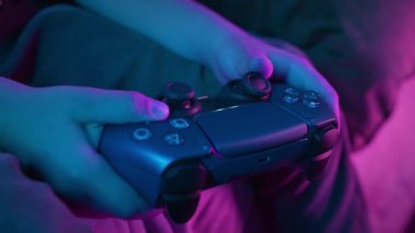 Oyuncuların Elleri, oyun konsoluyla çevrimiçi video oyunu oynuyor. Genç çocuklar düğmelere basıyor, joypad kumandası, en yeni kablosuz oyun sahası kullanıyor. Hobi, e-spor. 4k görüntü