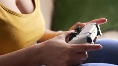 Kumanda panelinde kumanda kolu ve ışık odası ile video simülatörü oynayan bir kadın. Oyun konsolu olan bir oyuncu, en yeni kablosuz oyun alanı. Hobi, e-spor. - Boş zaman. Yüksek kalite 4k görüntü