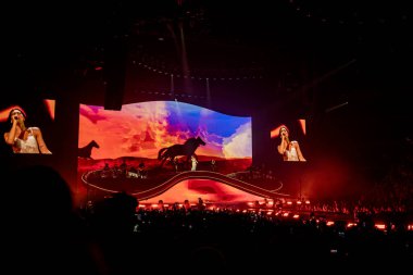 Prag, Çek Cumhuriyeti - 28 Mayıs 2025. Pop, model, şarkı yazarı, aktris, süper star Dua Lipa, Radikal İyimserlik Dünya Turu sırasında sahnede sahne alıyor. Yüksek kalite fotoğraf