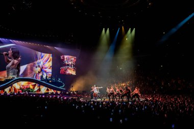 Prag, Çek Cumhuriyeti - 28 Mayıs 2025. Pop, model, şarkı yazarı, aktris, süper star Dua Lipa, Radikal İyimserlik Dünya Turu sırasında sahnede sahne alıyor. Yüksek kalite fotoğraf