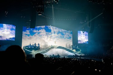 Prag, Çek Cumhuriyeti - 28 Mayıs 2025. Pop, model, şarkı yazarı, aktris, süper star Dua Lipa, Radikal İyimserlik Dünya Turu sırasında sahnede sahne alıyor. Yüksek kalite fotoğraf