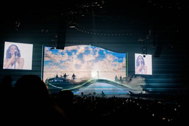 Prag, Çek Cumhuriyeti - 28 Mayıs 2025. Pop, model, şarkı yazarı, aktris, süper star Dua Lipa, Radikal İyimserlik Dünya Turu sırasında sahnede sahne alıyor. Yüksek kalite fotoğraf