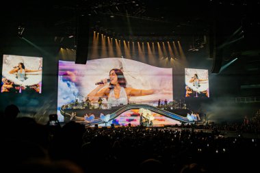 Prag, Çek Cumhuriyeti - 28 Mayıs 2025. Pop, model, şarkı yazarı, aktris, süper star Dua Lipa, Radikal İyimserlik Dünya Turu sırasında sahnede sahne alıyor. Yüksek kalite fotoğraf