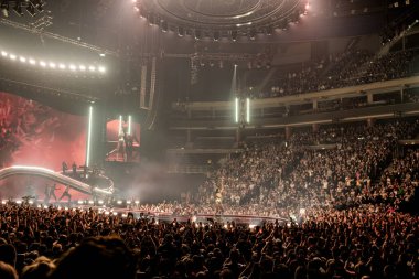 Prag, Çek Cumhuriyeti - 28 Mayıs 2025. Pop, model, şarkı yazarı, aktris, süper star Dua Lipa, Radikal İyimserlik Dünya Turu sırasında sahnede sahne alıyor. Yüksek kalite fotoğraf