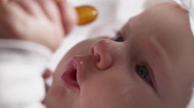 Sevimli yeni doğmuş bebek emzik ile rahatlıyor. Yeni yürümeye başlayan çocuk. Manken emen sevimli çocuk portresi. Çocukluk, Ebeveynlik.