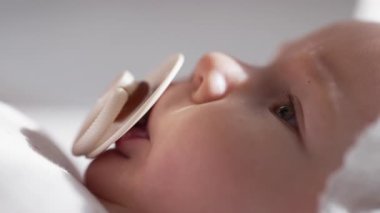 Sevimli yeni doğmuş bebek emzik ile rahatlıyor. Yeni yürümeye başlayan çocuk. Manken emen sevimli çocuk portresi. Çocukluk, Ebeveynlik.