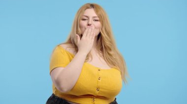 Gülümseyen, flört eden, pozitif Amerikalı Kadın Hava Öpücüğü Yolluyor, Mavi Kameraya Flört Ediyor. Tatlı coquette bayan portresi. Yüksek kalite 4k görüntü