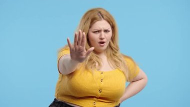 İlgisiz, şekilli, el işareti olmadan onaylamayan bir kadın. Reddediyor, reddediyor. Yüksek kalite 4k görüntü