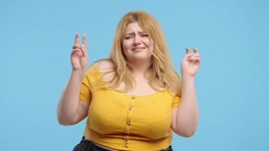 Çekici vücut pozitifliği olan iki parmaklı kadın mavi üzerine iki parmak tırnak işareti, iğneleme. Yüksek kalite 4k görüntü