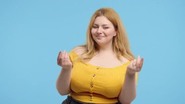 Mavi stüdyo geçmişinde para jesti olan 30 'lu yaşlarda bir kadın. Zeki şişman kadın gülümser, nasıl para kazanılacağını bilir. Kârlı yatırımlar, borsa oyunları, kripto para madenciliği. 4k