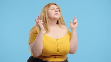 Cazibeli ve iri yarı bir kadın dua ediyor. Vücut pozitifliği olan kadın, birine arzularını tatmin etmesi için yalvarır, yardım eder, şans için dua eder. Yüksek kalite