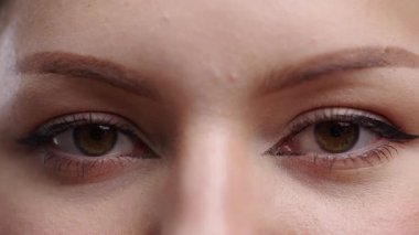 Yeşil Gözlü Yarım Yüzlü, Kalıcı Kaşlı. Güzel makyaj, Çekici Kadın. Yüksek kalite 4k görüntü