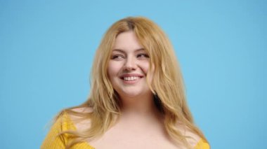 Çekici vücut pozitifliği, Doğal Otantik Güzellik Mavi Stüdyo Arkaplanı. Şişman Kadın, Çeşitlilik Konsepti. Yüksek kalite 4k görüntü