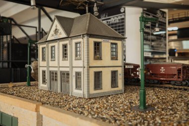 Prag, Çek Cumhuriyeti - 29 Haziran 2025: Vytopna tren istasyonu ile ünlü bir restoran. Hayran deposu, masalara içki teslimatı. Popüler turist mekanı. Yüksek kalite fotoğraf