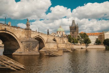Prag 'daki Charles Köprüsü' nün altındaki Vltava Nehri 'nde tekne turu. Praha, eski Avrupa şehri. Yüksek kalite fotoğraf