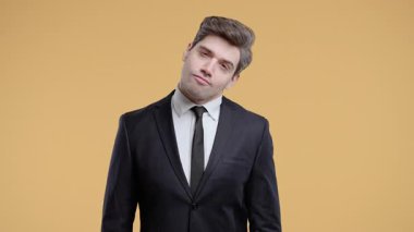 Resmi kıyafetli, yorgun ajan kurumsal adam boyun eklemlerinde ağrı hisseden, masaj yapan, başını ovuşturan bir kostüm giyiyor. Eklem iltihabı yüzünden rahatsızlığı olan adam. Sağlık hizmeti, tıbbi konsept. Yüksek kalite 4k