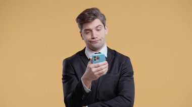 Sıkıcı Kayıtsız İşadamı Kaydırma Ağı, Cep telefonu, İnternet Bağımlılığı. Aletli üzgün bir adam, istediğini bulamıyor. Yüksek kalite 4k görüntü