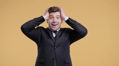 Etkilenmiş işadamı, vay canına diyor. Takım elbiseli yakışıklı adam mavi arka planda kamera görünce şaşırdı. Kârlı bir teklif..