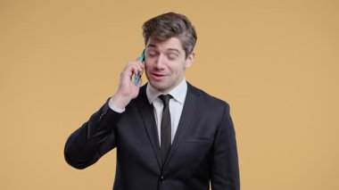 Olgun gülümseyen, olgun Amerikan Yöneticisi CEO patron telefonla konuşuyor, hoş bir şaka, gülümsüyor. Sıcak geçmişi olan genç bir adam. Akıllı telefon görüşmesi. Yüksek kalite 4k