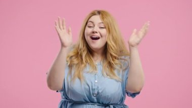 Mavi elbiseli kadının el hareketleriyle tepki verdiği bir stüdyo fotoğrafı. Ticari kavramlar, girişim, fikir üretimi, reklam, sosyal medya içeriği için ideal