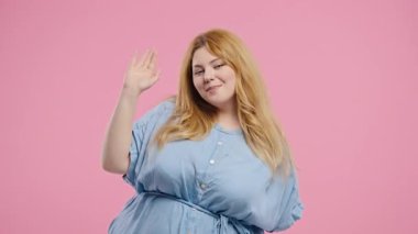 Kadın figürü parlak bir ifadeyle açıkça el sallıyor. Vedalar, sıradan selamlar, duygusal sonlar, sıcak iletişim.