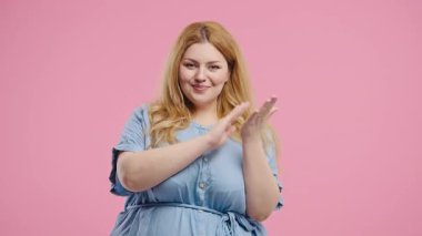 Kendine güvenen kıvrımlı model, açık gülüşlü ve aktif vücut diliyle alkışlıyor. Kutlama, olumlu ifade, tebrik, tezahürat, minnettarlık, bravo konsepti.. 