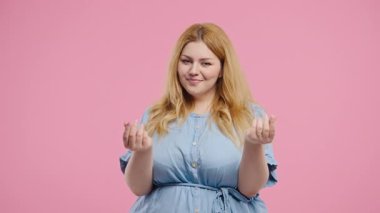 30 'lu yaşlarda, pembe stüdyo geçmişinde para jesti olan bir kadın. Zeki şişman kadın gülümser, nasıl para kazanılacağını bilir. Kârlı yatırımlar, borsa oyunları, kripto para madenciliği. 4k 