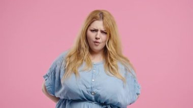 Genç manken açıkça aynı fikirde değil, odaklanmış ve doğrudan ifadeyle başını sallıyor. Reddetme, sınırlar, görüş, inkar, iddialı iletişim