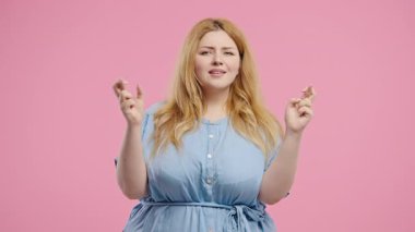 Çekici ve boyunda bir kadın pembe parmaklar üzerinde dua ediyor. Vücut pozitifliği olan kadın, birine arzularını tatmin etmesi için yalvarır, yardım eder, şans için dua eder. Yüksek kalite