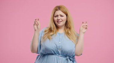 Çekici vücut pozitifliği olan, elleri iki parmaklı, pembe tırnak işareti, iğneleme. Yüksek kalite 4k görüntü