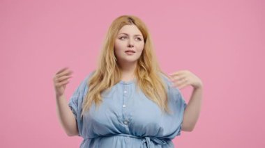 Genç ve kıvrımlı model, gözlerini devirirken eliyle konuşuyor, iğneleme ya da sinir bozucu ifadeler sergiliyor. Sıkıntı, ironi, iletişim aşırı yükleme, duygusal tepkiler gibi temalara uyuyor