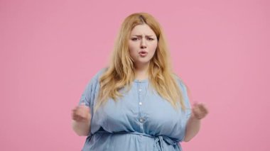 Hüsrana uğramış kıvrımlı model, öfkesini ve kafa karışıklığını cesur bir el hareketiyle ifade eder, duygusal tepki verir. Çatışma, yanlış anlama, tepki, iğneleme, yoğun diyalog sahneleri