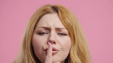 Genç bayan artı beden modeli sakin yüzüyle parmaklarını dudaklarına dayayıp sessizlik istiyor. Gizlilik, dedikodu, söylentiler, odaklanma, mahremiyet, sınırlar, ifade içeriğindeki sessiz iletişim