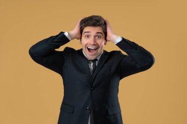 Etkilenmiş işadamı, vay canına diyor. Takım elbiseli yakışıklı adam mavi arka planda kamera görünce şaşırdı. Kârlı bir teklif..