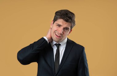 Resmi kıyafetli, yorgun ajan kurumsal adam boyun eklemlerinde ağrı hisseden, masaj yapan, başını ovuşturan bir kostüm giyiyor. Eklem iltihabı yüzünden rahatsızlığı olan adam. Sağlık hizmeti, tıbbi konsept. Yüksek kalite