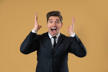 Resmi kıyafetli bir ofis çalışanının etkileyici el hareketleriyle verdiği bir fotoğraf. İş kavramları, başlangıç videoları, fikir üretimi, reklamcılık, sosyal medya içeriği için ideal