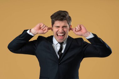 Takım elbiseli adam, gürültüyü ya da istenmeyen bilgiyi engelleyerek hayal kırıklığına uğruyor. Stres, aşırı yükleme, çatışma, işyeri anlaşmazlığı, iş bağlamında görüşlerin reddedilmesi.