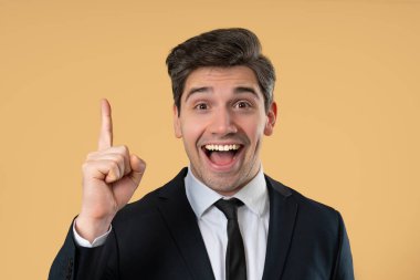 Dahi işadamı Eureka anı yaşıyor, bej arka planı işaret ediyor. Zeki patron cevap veren adam ya da unuttuğu şeyi hatırladı, hafıza konseptini. Yüksek kalite