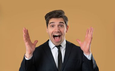 Resmi kıyafetli heyecanlı bir adam 