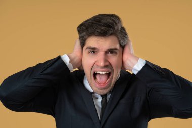 Resmi takım elbiseli sinirli işadamı şok olmuş bir ifadeyle kameraya bağırıyor. Kötü haber, iş başarısızlığı ya da ofis ortamındaki stresli duruma tepki veren bir şirket adamı..