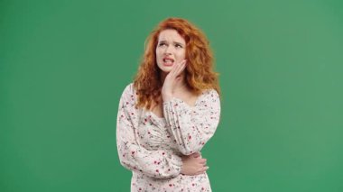 Yeşil stüdyo geçmişinde diş ağrısı olan güzel bir genç kız. Diş ağrısı, diş sorunları, diş hekimliği, tıp konsepti