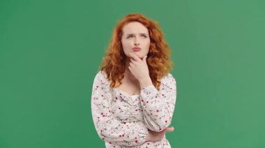 Mutlu kadının fikir üretme anı yeşil arka planı işaret ediyor. Akıllı bir bayan cevap veriyor ya da ne unuttuğunu hatırlıyor, hafıza konsepti. Yüksek kalite 4k