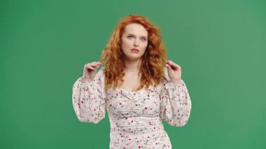 Genç ve çekici manken, gözlerini devirirken eliyle konuşuyor, iğneleme ya da sinir bozuculuk yapıyor. Sıkıntı, ironi, iletişim aşırı yükleme, duygusal tepkiler gibi temalara uyuyor