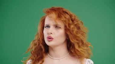 Genç manken açıkça aynı fikirde değil, odaklanmış ve doğrudan ifadeyle başını sallıyor. Reddetme, sınırlar, görüş, inkar, iddialı iletişim