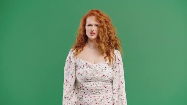 Genç manken açıkça aynı fikirde değil, odaklanmış ve doğrudan ifadeyle başını sallıyor. Reddetme, sınırlar, görüş, inkar, iddialı iletişim