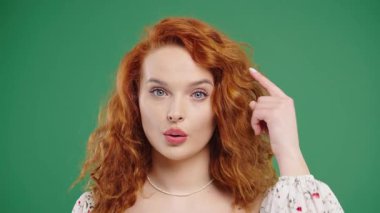 Kızıl kadın şakağına dokunuyor düşünceli ifade eleştirel düşünmeyi öneriyor.